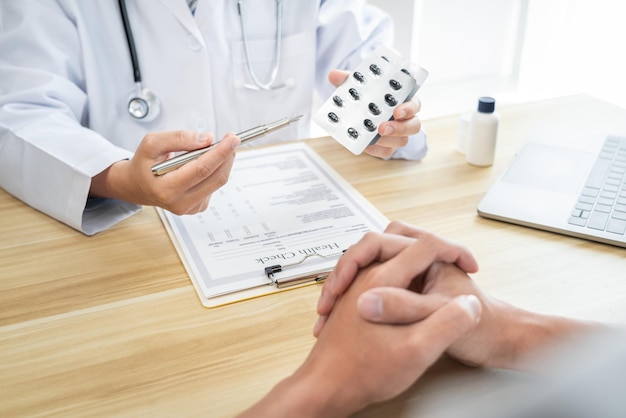 Foto médico discutindo com o paciente usando o medicamento e recomendando métodos de tratamento, apresentando resultados no relatório, conceito de medicina e saúde.