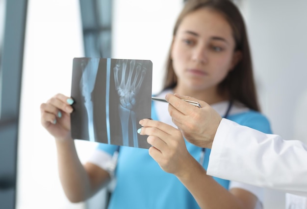 Foto médico discutindo o raio x do paciente