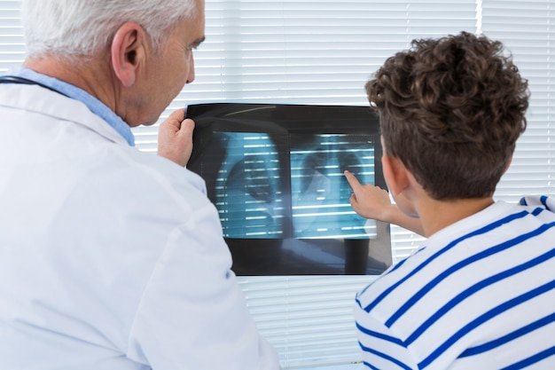 Médico discutindo o relatório de raio-x com o paciente