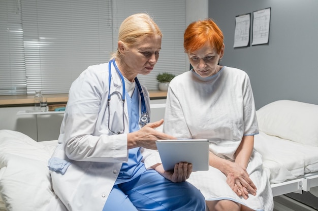 Médico discutindo tratamento com paciente