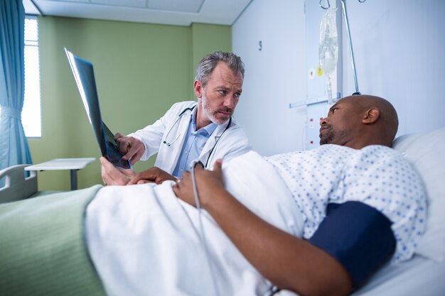 Médico discutir raio-x com o paciente na enfermaria