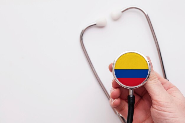 Médico do conceito de saúde da Colômbia segurando um estetoscópio médico