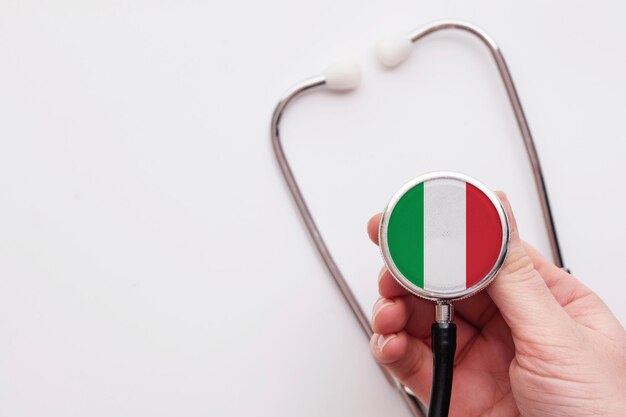 Médico do conceito de saúde da Itália segurando um estetoscópio médico