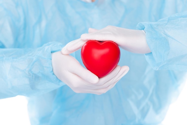 Médico do hospital cuida de doenças de saúde e cardiologia Clínica de enfermeira exame de pessoa tratamento batimento cardíaco do paciente com especialista para o amor da vida com espaço de cópia uniforme do cirurgião cardíaco