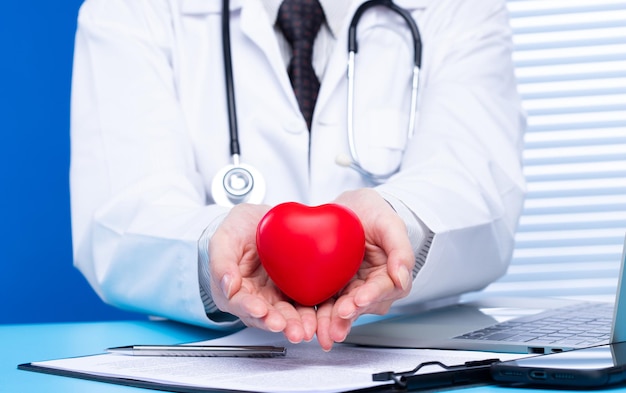 Médico do hospital cuida de doenças de saúde e forma de coração enfermeira clínica exame de pessoa tratamento bem-estar do paciente com estetoscópio especialista para o amor da vida com espaço de cópia uniforme do coração