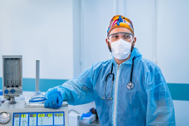 Médico do hospital Retrato de um belo médico em uniforme e máscara