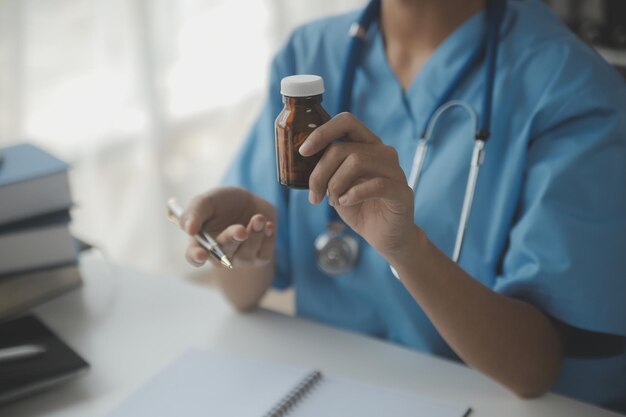 Médico do sexo masculino escrevendo RX prescrição cópia espaço consentimento assinar contrato prescrever um remédio estilo de vida saudável conceito de serviço médico on-line