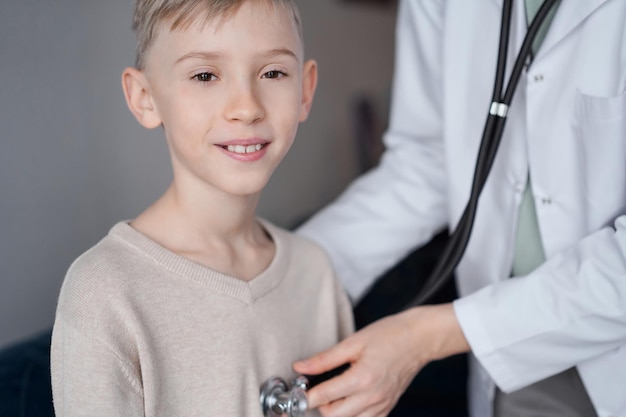 Médico e criança sorridente feliz menino paciente em casa inspeção médica Medicina conceitos de saúde