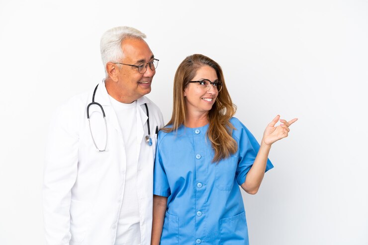 Foto médico e enfermeiro de meia-idade isolado no fundo branco apresentando uma ideia enquanto olha sorrindo para