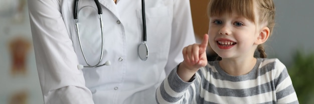 Foto médico e menina no escritório da clínica