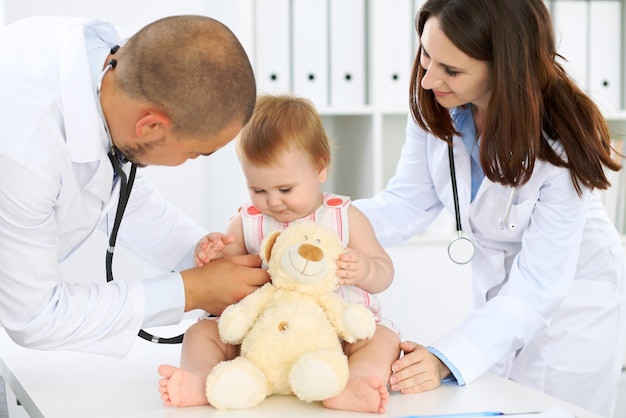 Médico e paciente Bebê fofo feliz no exame de saúde Conceito de medicina e saúde