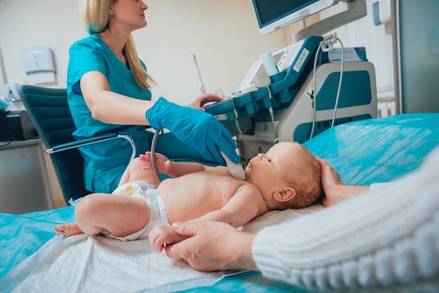 Foto médico e paciente de menino