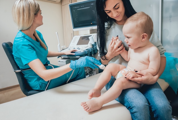 Foto médico e paciente de menino