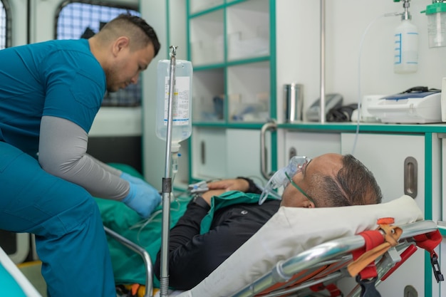 Foto médico e paciente dentro de uma ambulância