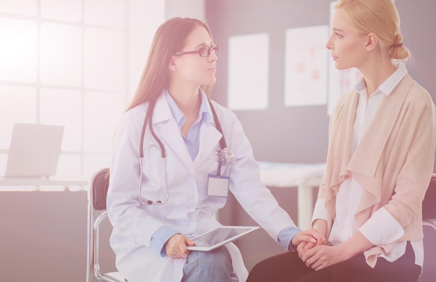 Médico e paciente discutindo algo enquanto está sentado à mesa Conceito de medicina e saúde