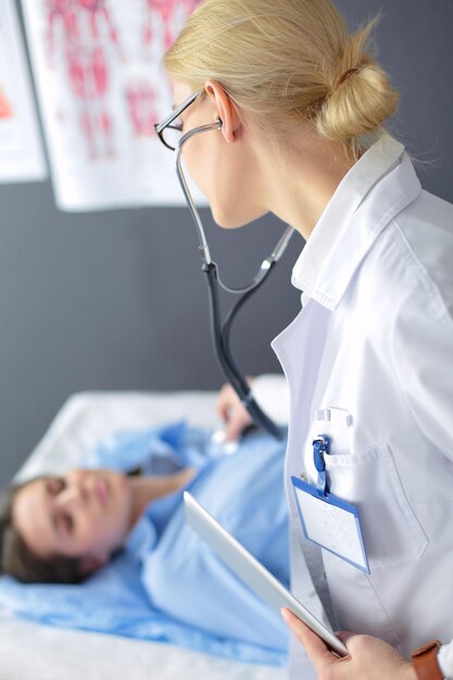 Médico e paciente discutindo algo enquanto está sentado à mesa Conceito de medicina e saúde