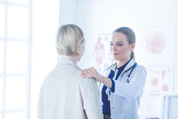 Médico e paciente discutindo algo enquanto está sentado à mesa medicina e conceito de saúde