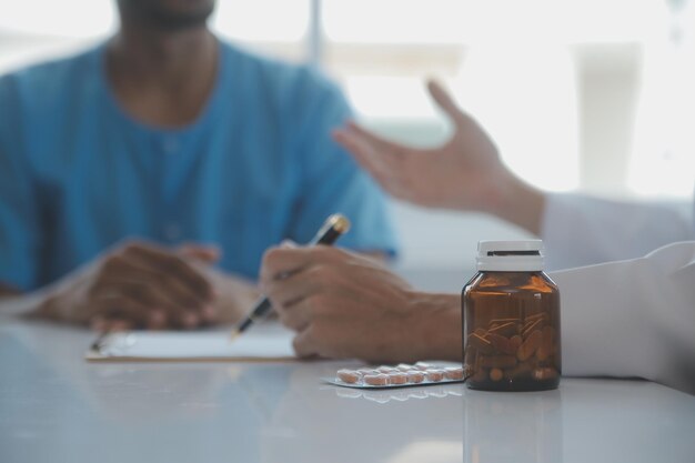 Médico e paciente discutindo resultados de exames de saúde perfeitos Médico amigável está explicando algo para uma jovem Conceito de medicina