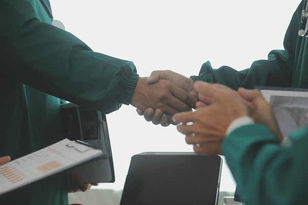 Médico e paciente do sexo feminino se reunindo no hospital e apertando as mãos do banner de saúde e medicina