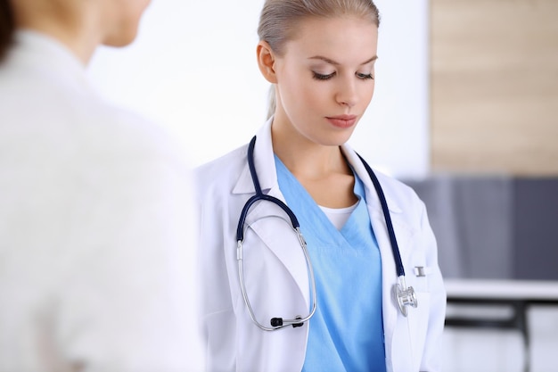 Médico e paciente durante a consulta Médico no trabalho preenchendo o registro do histórico de medicamentos enquanto está sentado em uma sessão de fotos do hospital de emergência Conceito de medicina e saúde