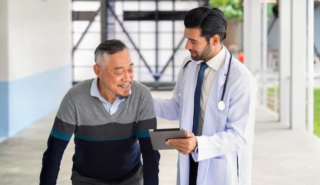 Médico e paciente em discussão médica em tablet digital