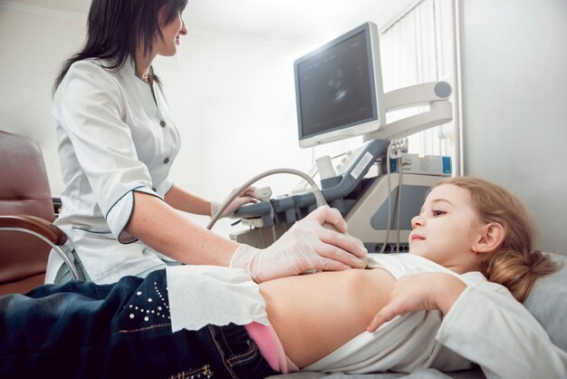 Foto médico e paciente. equipamento de ultrassom. diagnóstico e sonografia