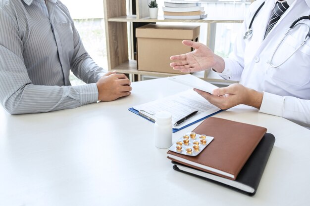 Médico e paciente estão discutindo