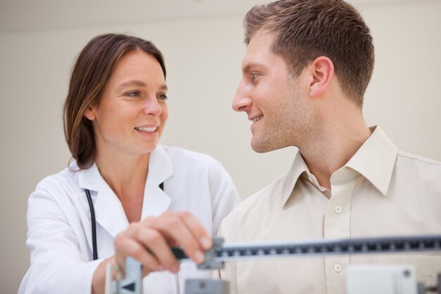 Médico e paciente falando sobre medir peso