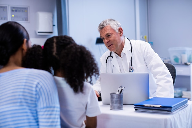 Médico e paciente interagindo uns com os outros