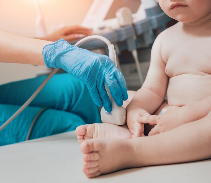 Foto médico e paciente menino. equipamento de ultrassom. diagnóstico. sonografia.