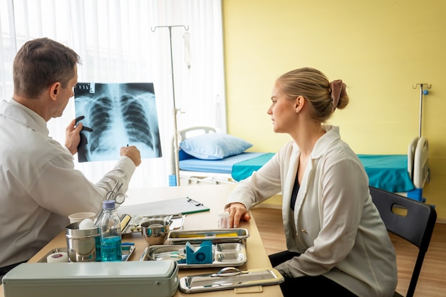 Médico e paciente no hospital