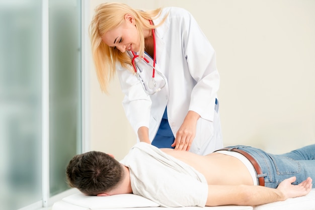 Médico e paciente no quarto do hospital. Serviço médico e de saúde.