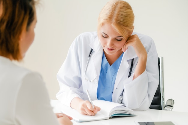 Médico e paciente no quarto do hospital. Serviço médico e de saúde.