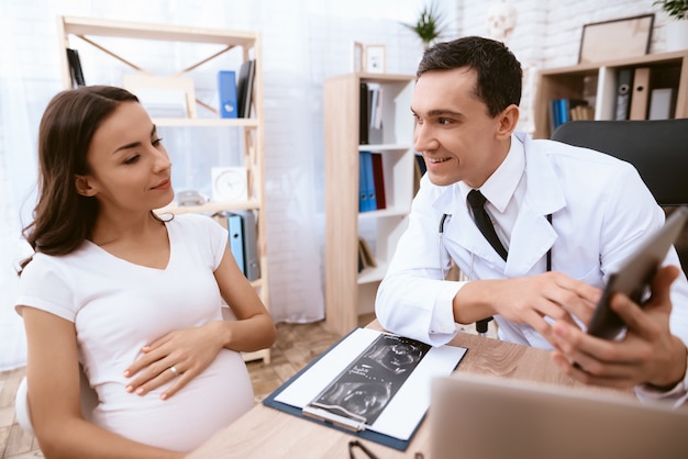 Médico e paciente se comunicam no escritório.