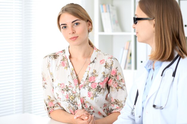 Médico e paciente sentado na mesa