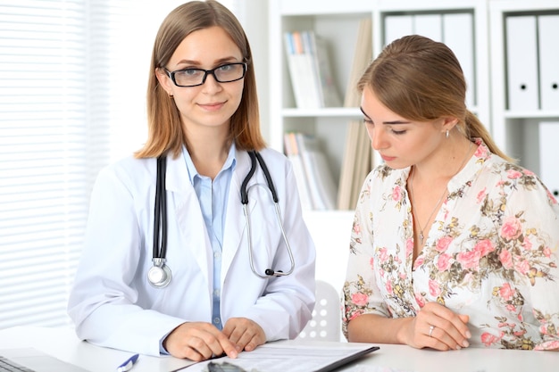 Médico e paciente sentado na mesa