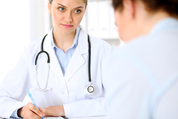 Médico e paciente sentados à mesa. Conceito de notícias muito ruins.