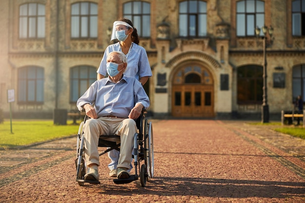 Médico e paciente usando proteção ao caminhar