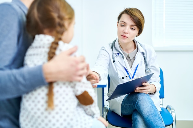 Médico Ediatrician tendo paciente menina