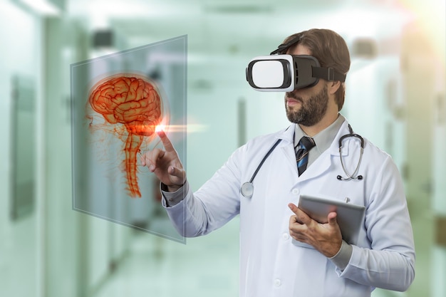 Médico em um hospital, usando óculos de realidade virtual, olhando para um cérebro virtual