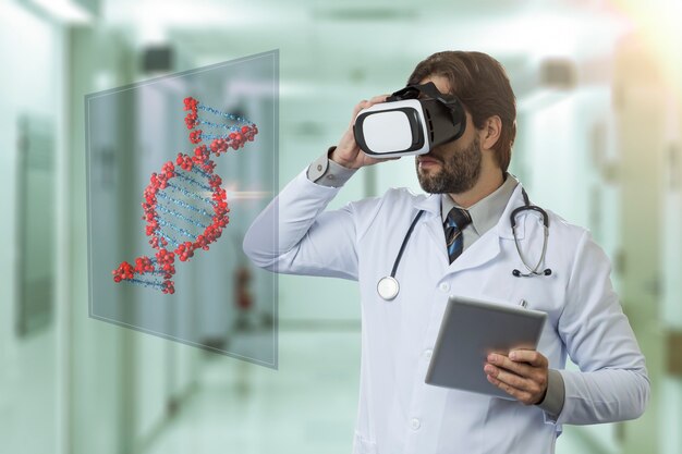 Médico em um hospital, usando óculos de realidade virtual, olhando um DNA virtual