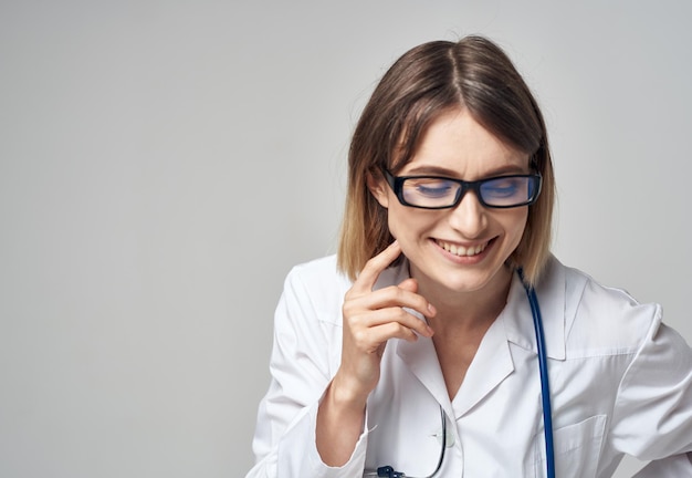 Médico em um modelo de sorriso de óculos de estetoscópio de vestido médico