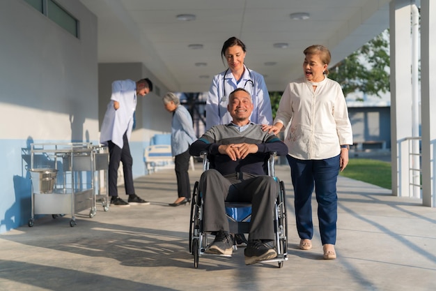 Médico empurrando uma cadeira de rodas