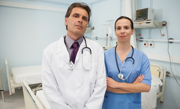 Médico y enfermera como un equipo en el dormitorio del hospital