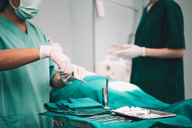 Médico y enfermera del equipo médico asiático Trabajando en el quirófano Enfermeras preparando equipos de herramientas