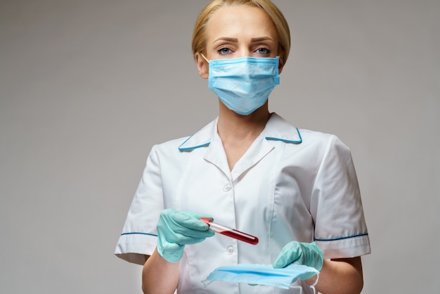 médico enfermera mujer con guantes de látex