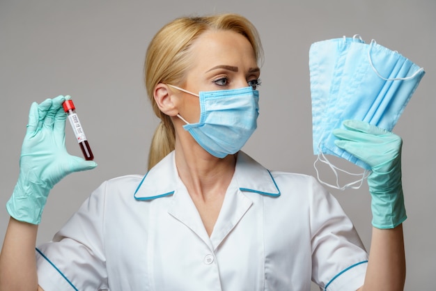 médico enfermera mujer con guantes de látex