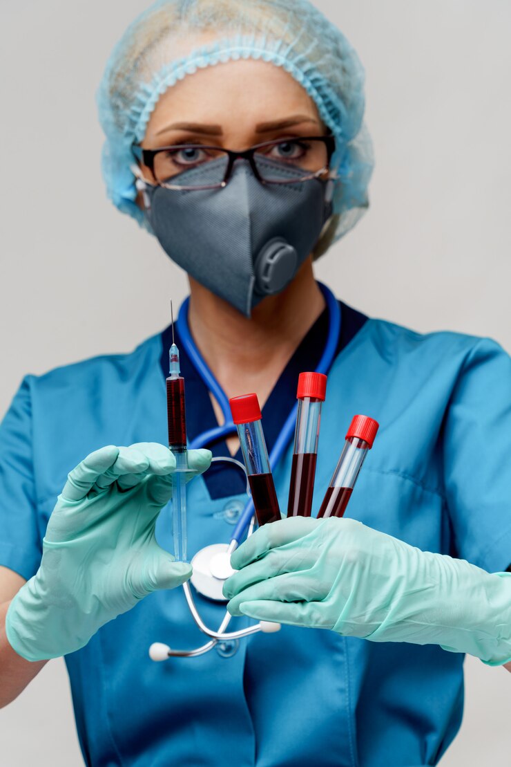 Foto médico, enfermera, mujer, llevando, máscara protectora, y, guantes, -, tenencia, virus, sangre, tubo de ensayo, y, jeringuilla