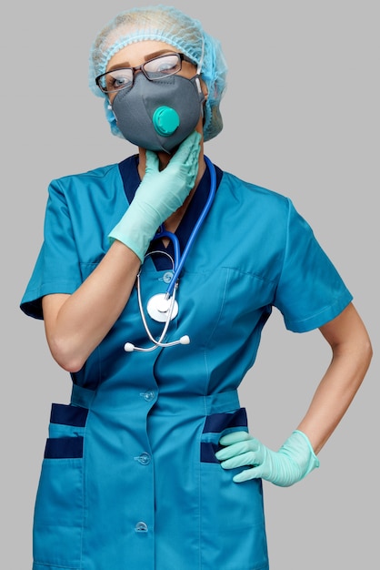 Médico enfermera mujer con máscara protectora y guantes de goma o látex que sufren de dolor de cuello