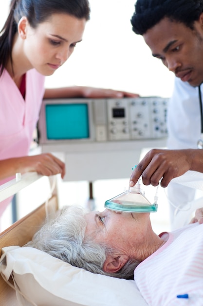 Foto un médico y una enfermera resucitando a un paciente